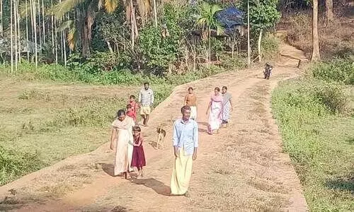 റോ​ഡ് സൗ​ക​ര്യ​മി​ല്ലാ​തെ കു​റു​മ​ കോ​ള​നി