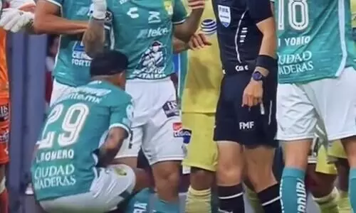 മെക്സിക്കോ ലീഗിൽ റഫറി നാഭിക്ക് തൊഴിച്ച് താരം നിലത്തുവീണു;​ റഫറിക്ക് 12 കളികളിൽ വിലക്ക്- വിഡിയോ..