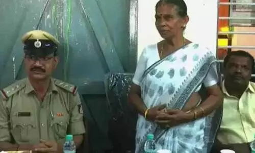 തീവണ്ടി ദുരന്തം അകറ്റിയ ചന്ദ്രാവതിക്ക് റെയിൽവെ പൊലീസിന്റെ ആദരം