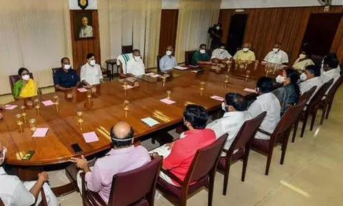 ട്രെയിൻ അക്രമത്തിൽ മരണപ്പെട്ടവരുടെ കുടുംബങ്ങൾക്ക് അഞ്ച് ലക്ഷം രൂപ വീതം ധനസഹായം