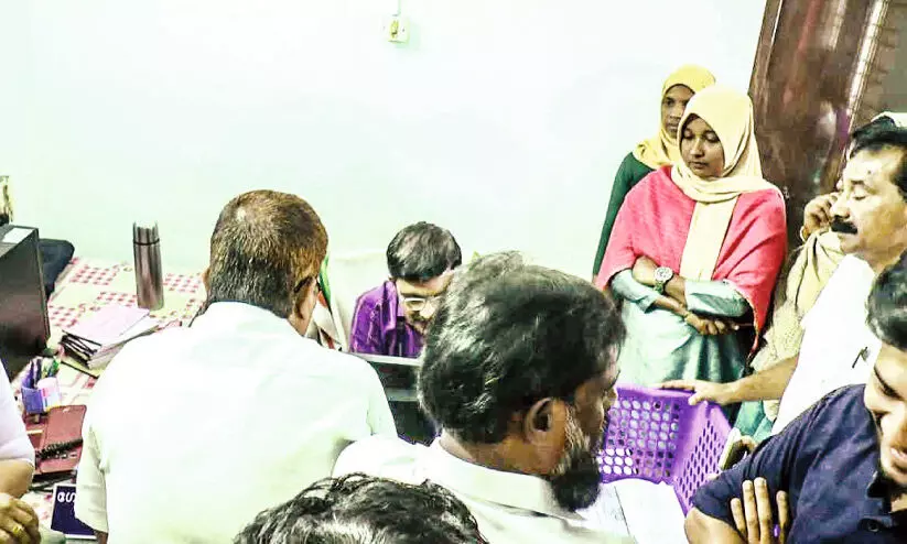 ബില്ലുകൾ തടഞ്ഞുവെച്ചെന്ന്; ജനപ്രതിനിധികൾ ട്രഷറി ഓഫിസറെ ഉപരോധിച്ചു ബില്ലുകൾ തടഞ്ഞുവെച്ചെന്ന്; ജനപ്രതിനിധികൾ ട്രഷറി ഓഫിസറെ ഉപരോധിച്ചു