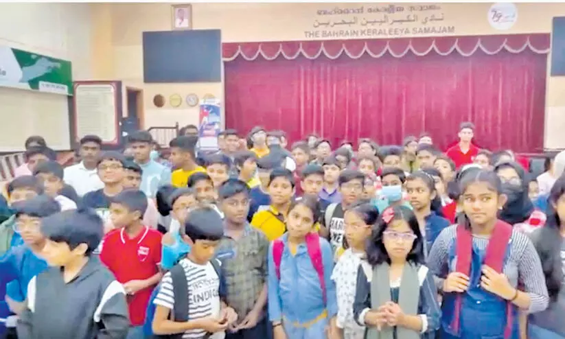 ഉ​ത്സ​വാ​ന്ത​രീ​ക്ഷ​ത്തി​ൽ പ​രീ​ക്ഷ;  മ​ല​യാ​ളോ​ത്സ​വ​ത്തി​ല​ലി​ഞ്ഞ് വി​ദ്യാ​ർ​ഥി​ക​ൾ