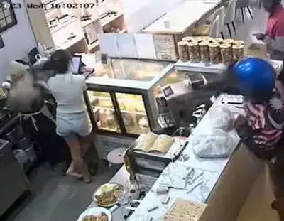 Angry Food Delivery Rider Attacks Restaurant Staff While Picking Order