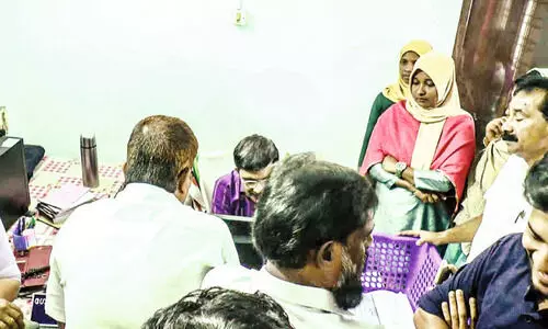 ബില്ലുകൾ തടഞ്ഞുവെച്ചെന്ന്; ജനപ്രതിനിധികൾ ട്രഷറി ഓഫിസറെ ഉപരോധിച്ചു