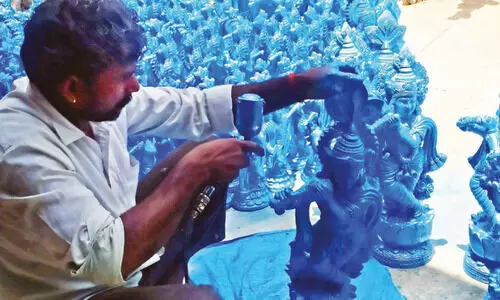 വിഷു വിളിപ്പാടകലെ: കൃഷ്ണരൂപങ്ങളൊരുക്കുന്ന തിരക്കില് ബാവുലാല് വിഷു വിളിപ്പാടകലെ: കൃഷ്ണരൂപങ്ങളൊരുക്കുന്ന തിരക്കില് ബാവുലാല്