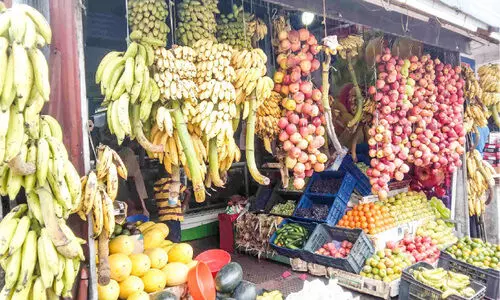 വേനൽ കടുത്തു; പഴവിപണി സജീവം,   തണ്ണിമത്തനാണ് ആവശ്യക്കാർ കൂടുതൽ