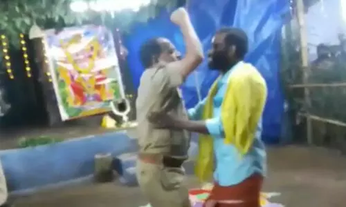 യൂണിഫോമിൽ പൊതുമധ്യത്തിൽ മദ്യപിച്ച് നൃത്തം ചെയ്ത പൊലീസ് ഉദ്യോഗസ്ഥന് സസ്പെൻഷൻ