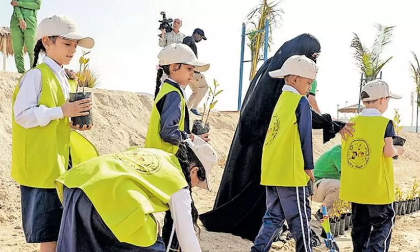 പ​രി​സ്ഥി​ത സം​ര​ക്ഷ​ണം; ക​ണ്ട​ല്‍ക്കാ​ടു​ക​ള്‍ ന​ട്ട് വി​ദ്യാ​ര്‍ഥി​ക​ള്‍