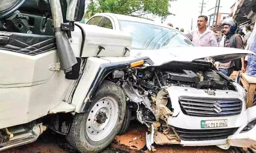 നി​യ​ന്ത്ര​ണം​വി​ട്ട ജീ​പ്പ് കാ​റു​ക​ളി​ൽ ഇ​ടി​ച്ചു