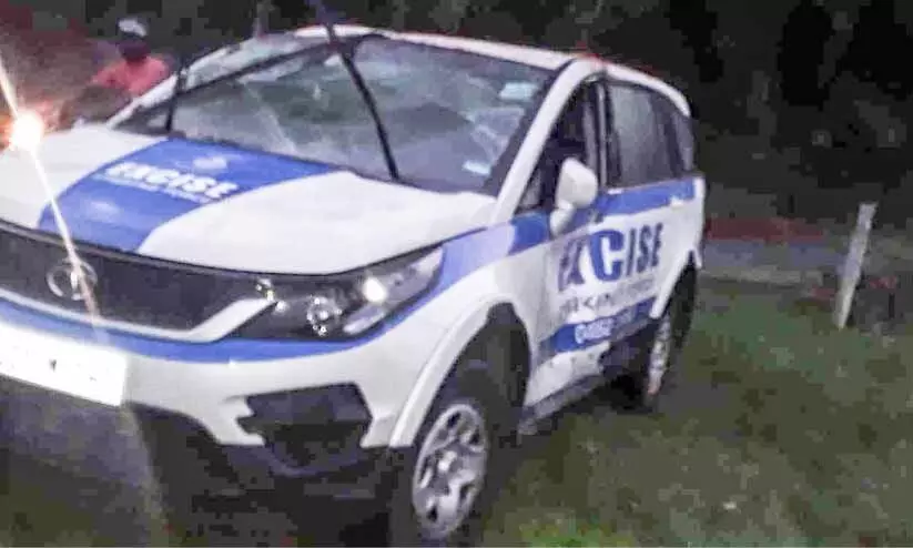 പ്രതിയുമായി പോയ എക്സൈസ് വാഹനം അപകടത്തിൽപെട്ടു പ്രതിയുമായി പോയ എക്സൈസ് വാഹനം അപകടത്തിൽപെട്ടു