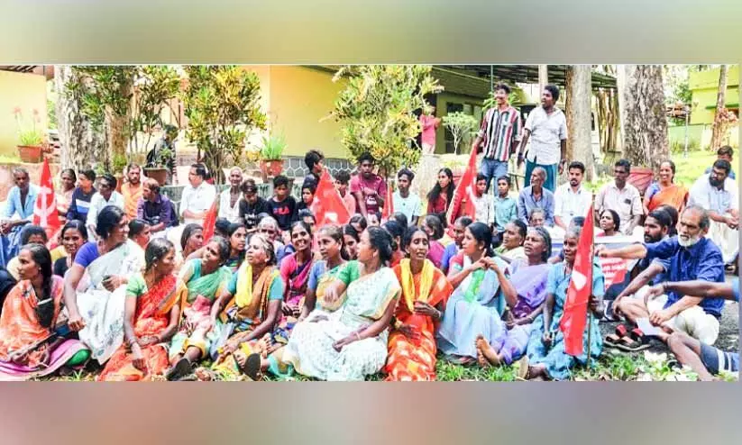 അരിക്കൊമ്പനെ പറമ്പിക്കുളത്തെത്തിക്കൽ: ഫോറസ്റ്റ് ഓഫിസ് ഉപരോധസമരത്തിൽ പ്രതിഷേധമിരമ്പി