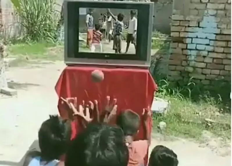 ‘ഈ കളിയും കാണലും ലൈവാണ്’- കുട്ടിപ്പടയുടെ ’തത്സമയ സംപ്രേഷണം’ കണ്ട് ഞെട്ടി നെറ്റിസൺസ്