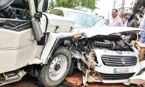 നി​യ​ന്ത്ര​ണം​വി​ട്ട ജീ​പ്പ് കാ​റു​ക​ളി​ൽ ഇ​ടി​ച്ചു