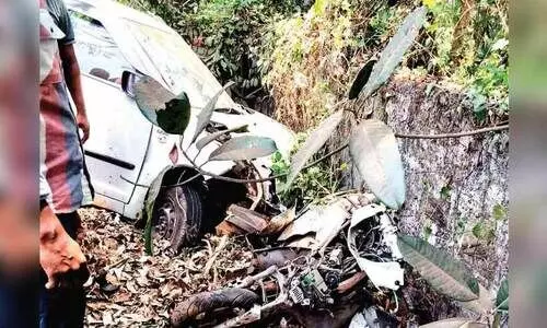 കാർ സ്കൂട്ടറിൽ ഇടിച്ച് രണ്ടുപേർക്ക് പരിക്ക്