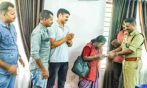 അജ്ഞാതൻ ടിക്കറ്റ്​ തട്ടിയെടുത്തു; ലോട്ടറി വിൽപനക്കാരിക്ക്​ പണം പിരിച്ചുനൽകി പൊലീസ്