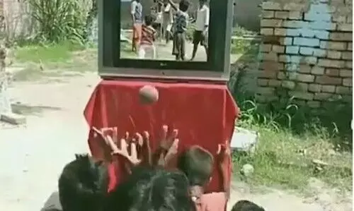 ‘ഈ കളിയും കാണലും ലൈവാണ്’- കുട്ടിപ്പടയുടെ ’തത്സമയ സംപ്രേഷണം’ കണ്ട് ഞെട്ടി നെറ്റിസൺസ്