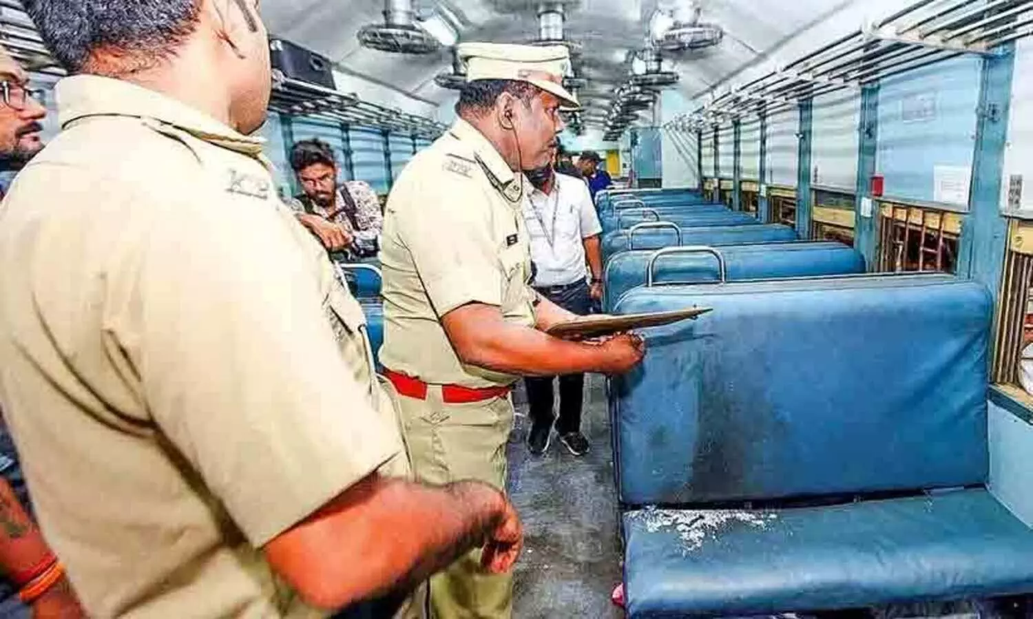 ട്രെ​യി​ൻ തീ​വെ​പ്പ് കേ​സ്: പൊലീസിനെ വിമർശിച്ച് നേതാക്കൾ