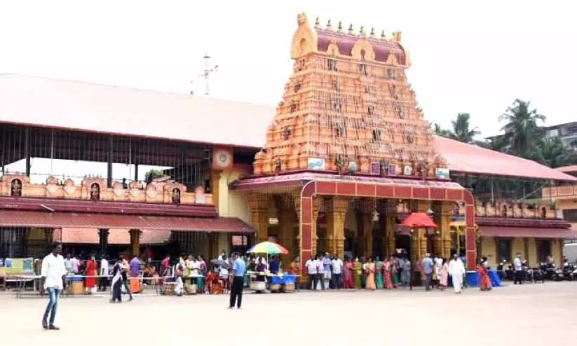 മു​സ്​​ലിം വ്യാ​പാ​രി പ​ണി​ക​ഴി​പ്പി​ച്ച​ ക്ഷേത്രോത്സവത്തിൽ   മുസ്​ലിം കച്ചവടക്കാർക്ക്​ വിലക്ക്