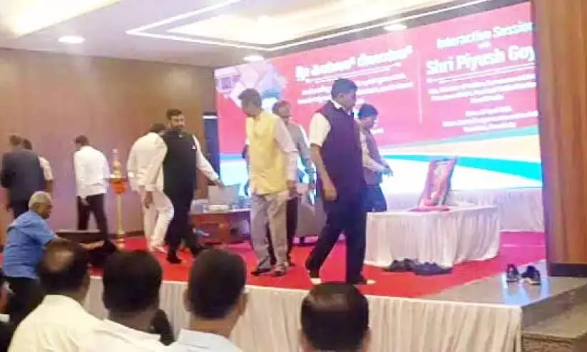 തു​മ​കു​രുവിൽ കേന്ദ്രമന്ത്രിയുടെ പരിപാടിയിൽ ചെരിപ്പേറ്