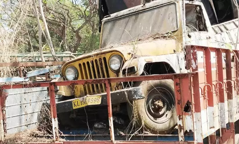 തുരുമ്പെടുത്ത് നശിക്കുന്നത് കോടികൾ വിലവരുന്ന വാഹനങ്ങൾ