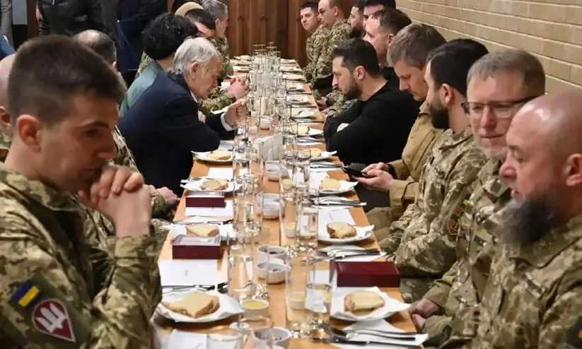 Zelensky shares Iftar with Muslim soldiers i