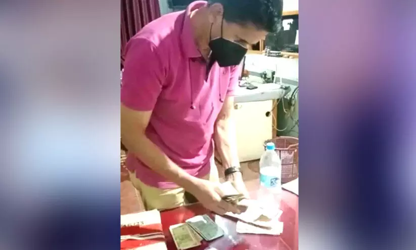 വഴിക്കടവ് മോട്ടോർ വാഹന ചെക്ക്പോസ്റ്റിൽ വിജിലൻസ് റെയ്ഡ്; 13,000 രൂപ പിടികൂടി