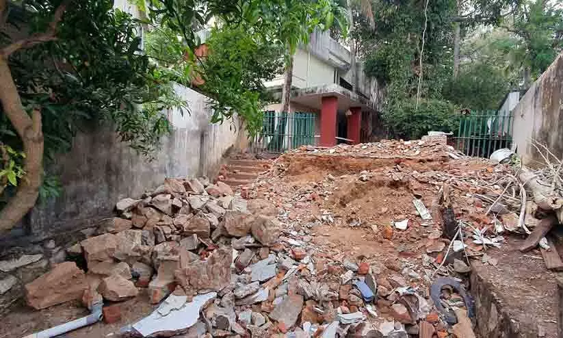 വീട് വിറ്റു, സ്മാരക പ്രഖ്യാപനം പാഴ്വാക്കായി; സുഗതകുമാരിയുടെ ‘വരദ’ ഇനി ഓർമ വീട് വിറ്റു, സ്മാരക പ്രഖ്യാപനം പാഴ്വാക്കായി; സുഗതകുമാരിയുടെ ‘വരദ’ ഇനി ഓർമ