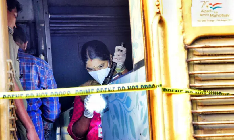 ട്രെയിനിലെ തീവെപ്പ്: ആസൂത്രണം ഉറപ്പിച്ച് അന്വേഷണസംഘം ട്രെയിനിലെ തീവെപ്പ്: ആസൂത്രണം ഉറപ്പിച്ച് അന്വേഷണസംഘം