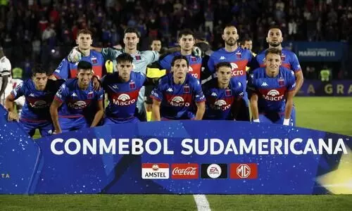 അർജന്റീനയിൽ സ്വന്തം ടീമിന്റെ ബസിന് കല്ലെറിഞ്ഞ് ആരാധകർ