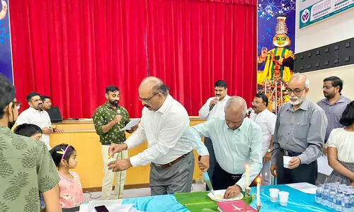 അ​പ്പം മു​റി​ക്ക​ൽ ശു​ശ്രൂ​ഷ