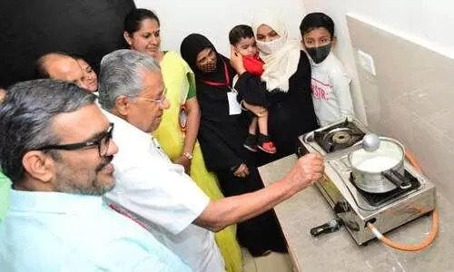 റംലത്തിന്റെ ഫ്ലാറ്റിൽ മുഖ്യമന്ത്രി പാലുകാച്ചി;   400 ച.അടി വിസ്തൃതിയുള്ള 44 ഫ്ലാറ്റുകളു​ടെ താക്കോൽ കൈമാറി