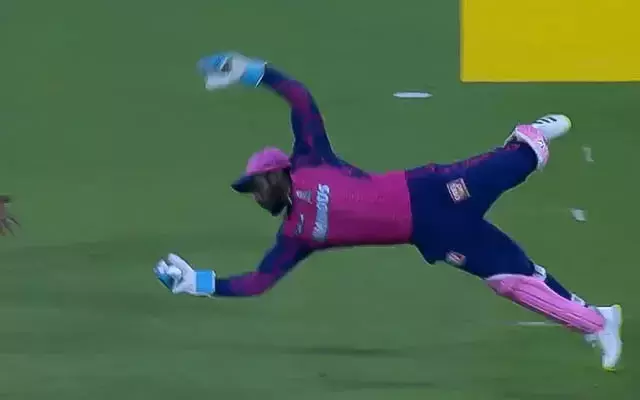 ‘വാട്ട് എ ക്യാച്ച്...’; പൃഥ്വി ഷായെ ഡൈവിങ്ങിൽ ഒറ്റ കൈയിലൊതുക്കി സഞ്ജു സാംസൺ -വിഡിയോ