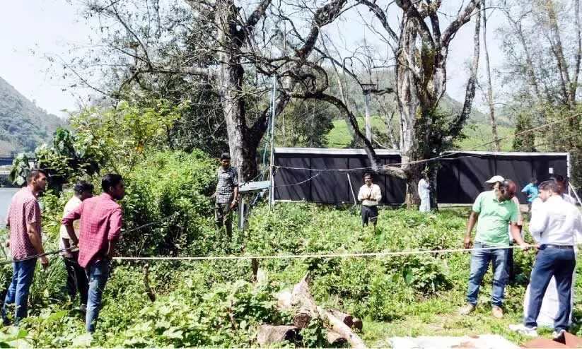 മൂന്നാർ ഹൈഡൽ ഉദ്യാനത്തിലെ വിവാദ നിർമാണം; കമീഷൻ തെളിവെടുത്തു മൂന്നാർ ഹൈഡൽ ഉദ്യാനത്തിലെ വിവാദ നിർമാണം; കമീഷൻ തെളിവെടുത്തു