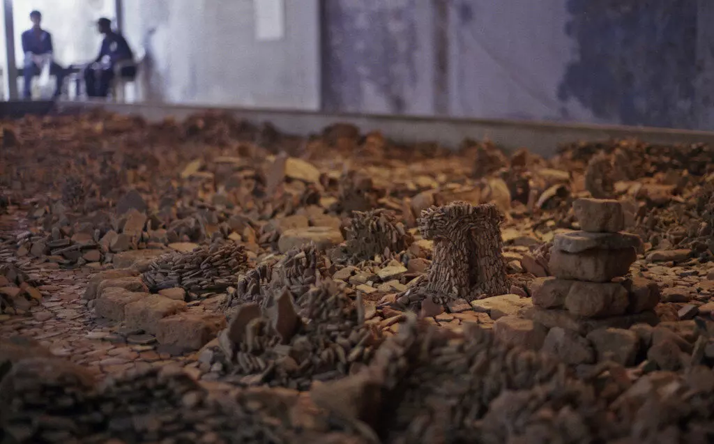 ബ്ലാക്ക് ഗോൾഡ് ഇൻസ്റ്റലേഷൻ ബ്ലാക്ക് ഗോൾഡ് ഇൻസ്റ്റലേഷൻ