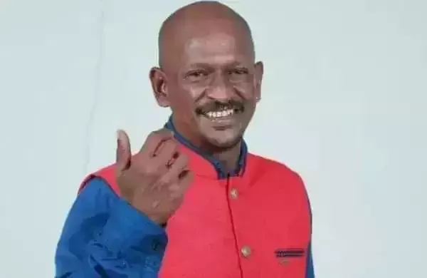 ഗാനമേളക്കിടെ ഗായകൻ കുഴഞ്ഞുവീണ് മരിച്ചു ഗാനമേളക്കിടെ ഗായകൻ കുഴഞ്ഞുവീണ് മരിച്ചു