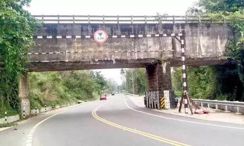 ഉതിമൂട് വലിയ കലുങ്ക്​ നീര്‍പ്പാലത്തിൽ മുന്നറിയിപ്പ് ബോർഡ് സ്ഥാപിച്ചു