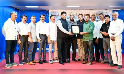 സി​റാ​ജ് ആ​ലു​വ​ക്ക് കെ.​എം.​സി.​സി യാ​ത്ര​യ​യ​പ്പ്