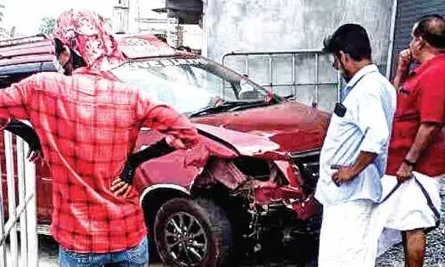 വാ​ഹ​നാ​പ​ക​ടം; യു​വാ​വി​ന് പ​രി​ക്ക്