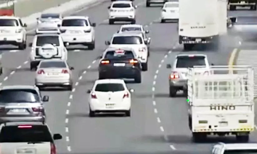 അലക്ഷ്യമായ ഡ്രൈവിങ്; കാർ ട്രക്കിൽ ഇടിക്കുന്ന ദൃശ്യം പങ്കുവെച്ച് പൊലീസ് അലക്ഷ്യമായ ഡ്രൈവിങ്; കാർ ട്രക്കിൽ ഇടിക്കുന്ന ദൃശ്യം പങ്കുവെച്ച് പൊലീസ്