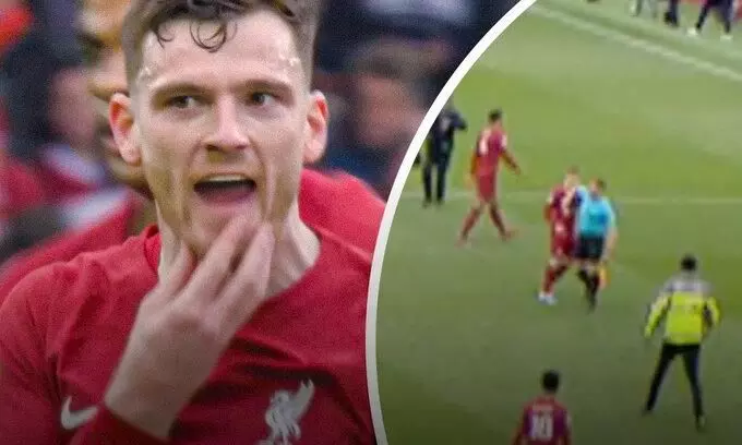 ലിവർപൂൾ താരത്തെ കൈമുട്ടുകൊണ്ട് മുഖത്തിടിച്ച് അസി. റഫറി; പ്രിമിയർ ലീഗിൽ പുതിയ വിവാദം ലിവർപൂൾ താരത്തെ കൈമുട്ടുകൊണ്ട് മുഖത്തിടിച്ച് അസി. റഫറി; പ്രിമിയർ ലീഗിൽ പുതിയ വിവാദം