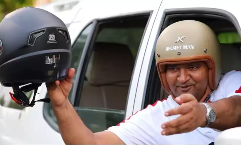 ഇത് ഇന്ത്യയുടെ ‘ഹെൽമെറ്റ് മാൻ ഓഫ് ഇന്ത്യ’; ഇതുവരെ സൗജന്യമായി നൽകിയത് 56,000 ലധികം ഹെൽമെറ്റുകൾ -വൈറൽ വിഡിയോയുടെ പിന്നിലെ കഥയറിയാം ഇത് ഇന്ത്യയുടെ ‘ഹെൽമെറ്റ് മാൻ ഓഫ് ഇന്ത്യ’; ഇതുവരെ സൗജന്യമായി നൽകിയത് 56,000 ലധികം ഹെൽമെറ്റുകൾ -വൈറൽ വിഡിയോയുടെ പിന്നിലെ കഥയറിയാം