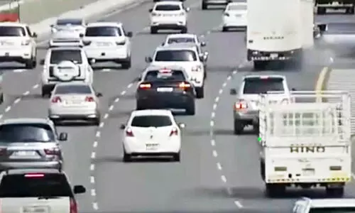 അ​ല​ക്ഷ്യ​മാ​യ ഡ്രൈ​വി​ങ്; കാ​ർ ട്ര​ക്കി​ൽ ഇ​ടി​ക്കു​ന്ന ദൃ​ശ്യം പ​ങ്കു​വെ​ച്ച് പൊ​ലീ​സ്