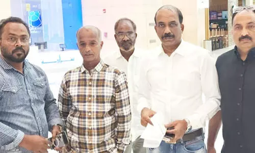 പ്ര​വാ​സ​ത്തി​ന്റെ 25 ദു​രി​ത വ​ർ​ഷ​ങ്ങ​ൾ; ര​മേ​ശ​ൻ നാ​ട്ടി​ലെ​ത്തി