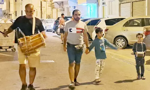 അ​ത്താ​ഴ​ത്തി​നു ഉ​ണ​ർ​ത്ത് പാ​ട്ടാ​യി അ​ത്താ​ഴം മു​ട്ടു​കാ​ർ