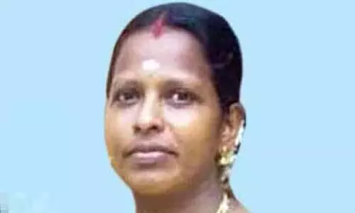 ടയറിനടിയിൽ മൃതപ്രായയായി യുവതി; ഡ്രൈവർ ഇറങ്ങി ഓടി, പുറത്തെടുത്തത് മറ്റൊരു ഡ്രൈവർ ബസ് പിന്നോട്ടെടുത്ത്