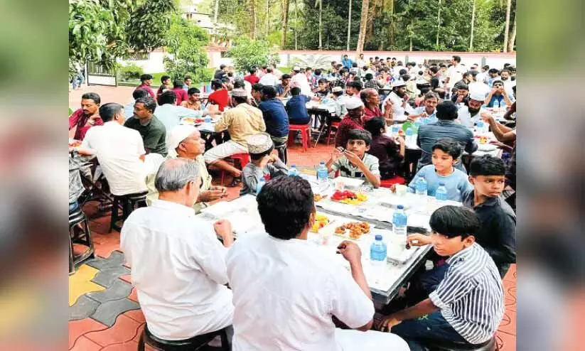 സാഹോദര്യകാഴ്ചയായി ക്ഷേത്രത്തിലെ നോമ്പുതുറ സാഹോദര്യകാഴ്ചയായി ക്ഷേത്രത്തിലെ നോമ്പുതുറ