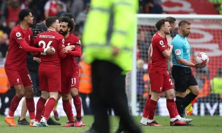 ലിവർപൂൾ താരത്തെ കൈമുട്ടുകൊണ്ട് മുഖത്ത് കുത്തിയ അസി. റഫറിക്ക് പണികിട്ടി ലിവർപൂൾ താരത്തെ കൈമുട്ടുകൊണ്ട് മുഖത്ത് കുത്തിയ അസി. റഫറിക്ക് പണികിട്ടി