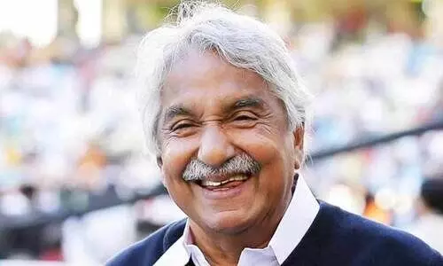 ഉ​മ്മ​ൻ ചാ​ണ്ടി​യെ കു​ഞ്ഞാ​ലി​ക്കു​ട്ടി സ​ന്ദ​ർ​ശി​ച്ചു