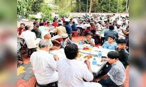 സാഹോദര്യകാഴ്ചയായി ക്ഷേത്രത്തിലെ നോമ്പുതുറ സാഹോദര്യകാഴ്ചയായി ക്ഷേത്രത്തിലെ നോമ്പുതുറ