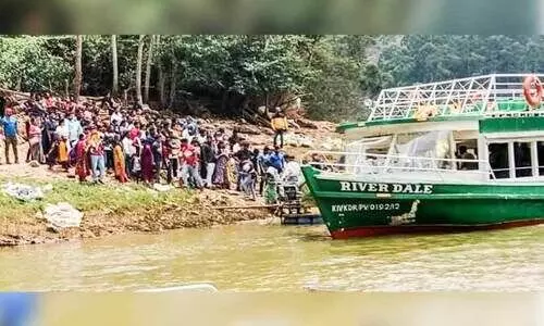 മൂന്നാറിലേക്ക് സഞ്ചാരികളുടെ ഒഴുക്ക് മൂന്നാറിലേക്ക് സഞ്ചാരികളുടെ ഒഴുക്ക്